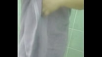 Грудастая пышка с крупными дойками разводит половую щелочку вибратором перед камерой